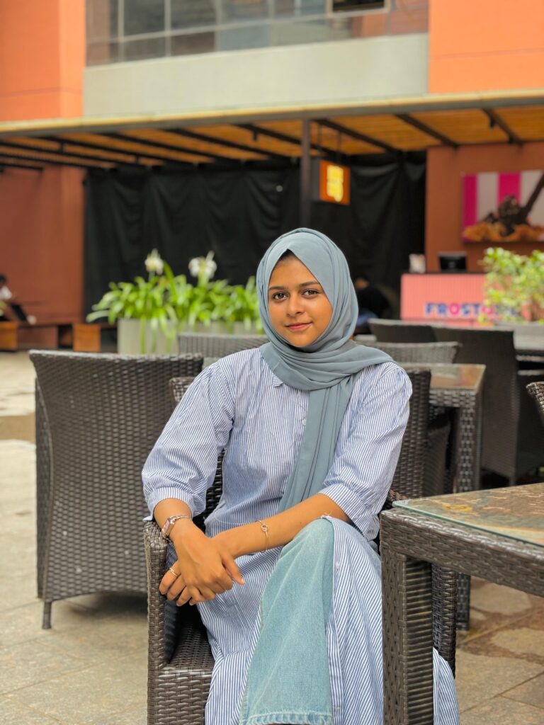 Best freelance digital marketer strategist in Malappuram sitting at a café.